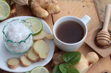 Limonlu çay zencefil ve lezzetli tatlım.