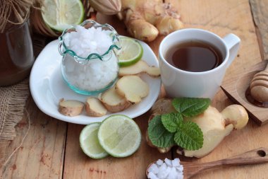 Limonlu çay zencefil ve lezzetli tatlım.