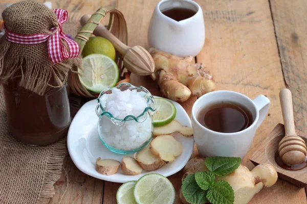 Limonlu çay zencefil ve lezzetli tatlım.
