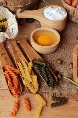 Ham ev yapımı İtalyan makarna yemek pişirmek için renkli.