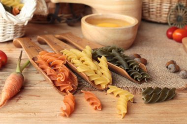 Ham ev yapımı İtalyan makarna yemek pişirmek için renkli.