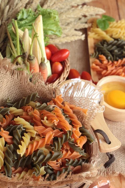 Surowy domowe włoski makaron kolorowy do gotowania. — Zdjęcie stockowe