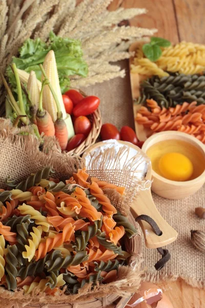 RAW hemlagad italiensk pasta färgglada för matlagning. — Stockfoto