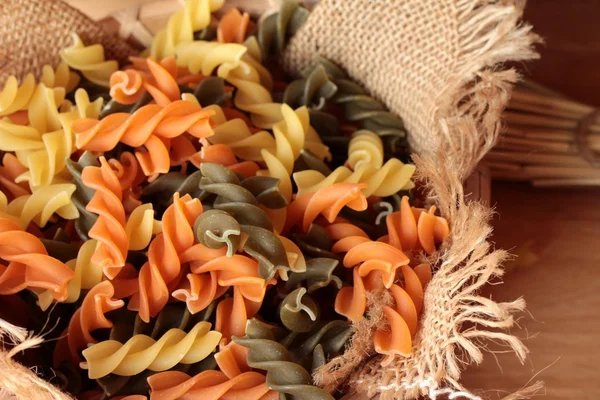 Pasta italiana fatta in casa cruda colorata per cucinare . — Foto Stock