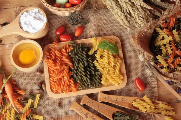 Ham ev yapımı İtalyan makarna yemek pişirmek için renkli.