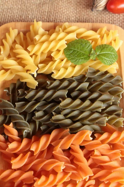 Surowy domowe włoski makaron kolorowy do gotowania. — Zdjęcie stockowe