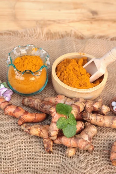 Erba curcuma polvere gialla e curcuma fresca . — Foto Stock