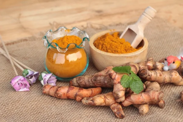 Erba curcuma polvere gialla e curcuma fresca . — Foto Stock