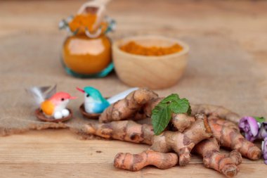 Zerdeçal ot sarı tozu ve taze zerdeçal.