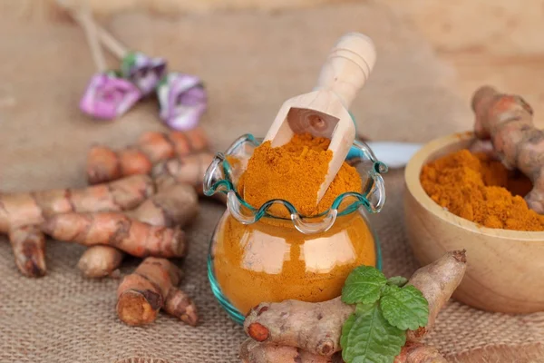 Erba curcuma polvere gialla e curcuma fresca . — Foto Stock