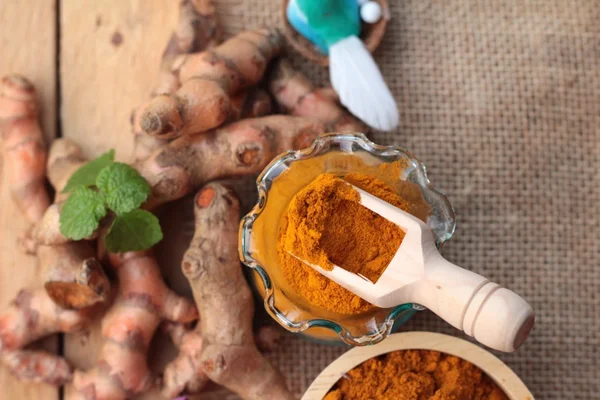 Hierba cúrcuma polvo amarillo y cúrcuma fresca . — Foto de Stock