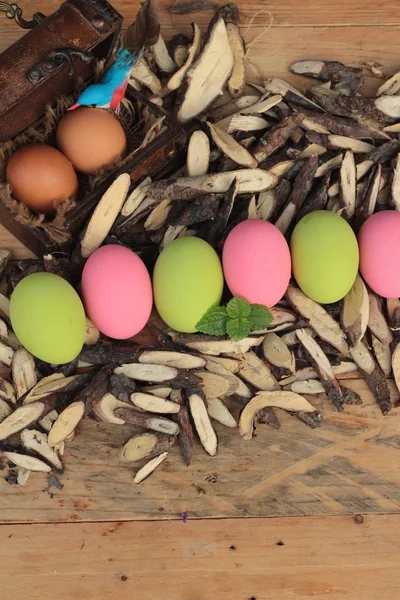 Renkli ahşap arka plan üzerinde korunmuş yumurta turşusu. — Stok fotoğraf