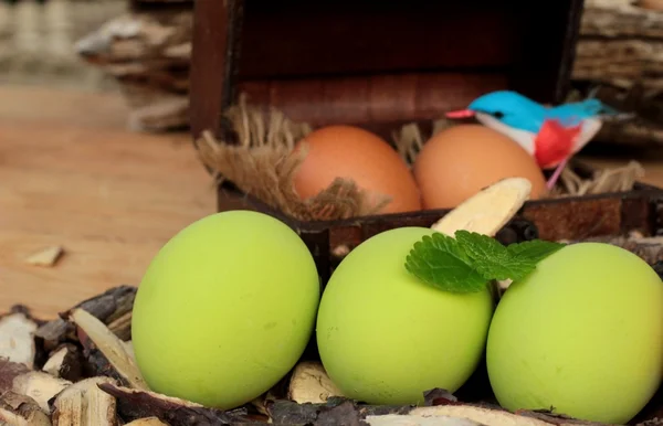 Colorido en vinagre de huevo conservado sobre fondo de madera . —  Fotos de Stock
