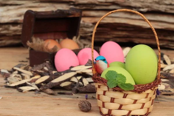 Kolorowe marynowane z zachowanych jajko na tle drewna. — Zdjęcie stockowe