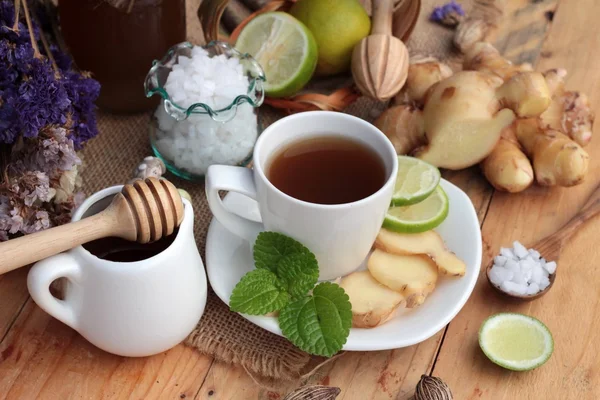 Имбирный чай с лимоном и медом вкусный . — стоковое фото