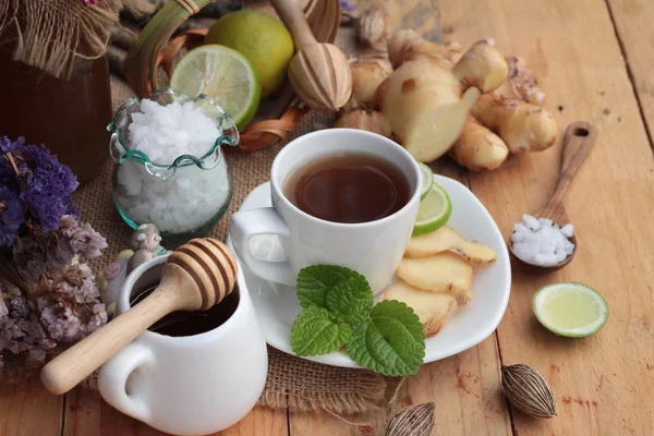 Имбирный чай с лимоном и медом вкусный . — стоковое фото