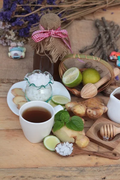 Τζίντζερ τσάι με λεμόνι και μέλι και νόστιμο. — Φωτογραφία Αρχείου