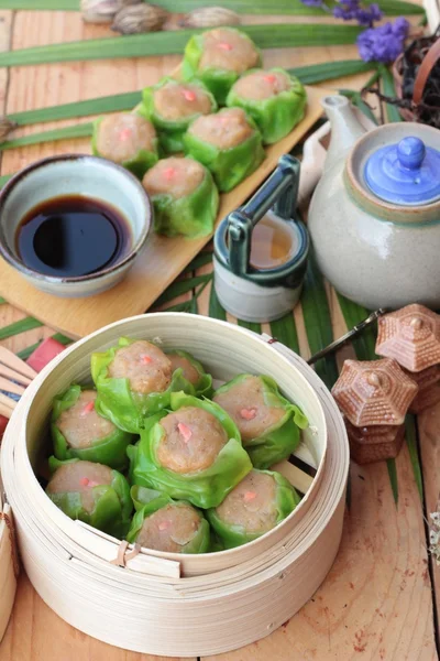 Kínai párolt gombóc és a forró tea finom. — Stock Fotó