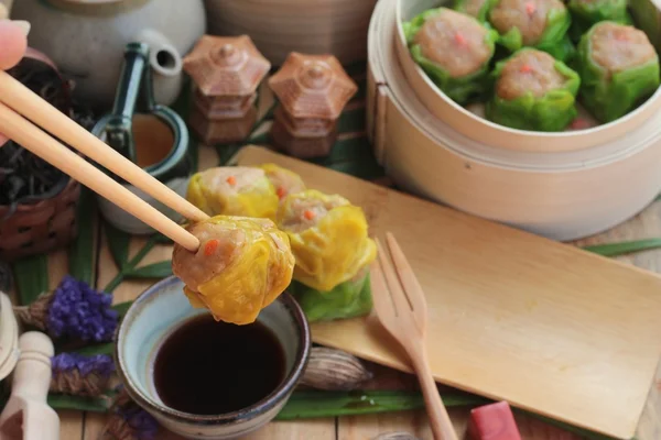 Dumpling al vapor chino y té caliente delicioso . —  Fotos de Stock