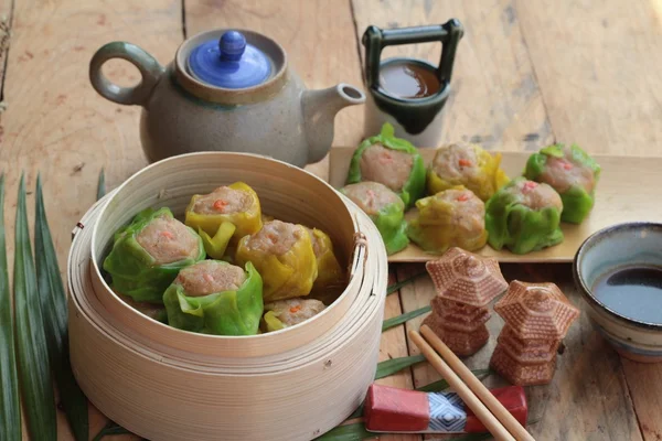 Chinesische gedämpfte Knödel und heißer Tee köstlich. — Stockfoto