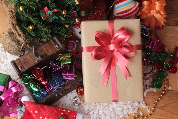 Fête des cadeaux et décorations de Noël jour de Noël . — Photo