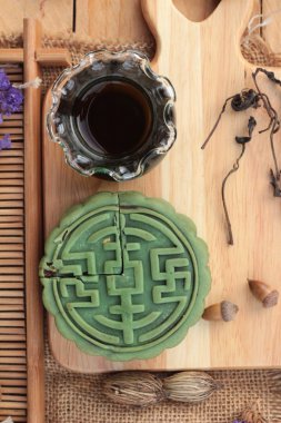 Festival moon cake - Çin tatlı yeşil çay ile.
