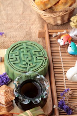 Festival moon cake - Çin tatlı yeşil çay ile.