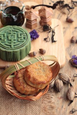 Festival moon cake - Çin tatlı yeşil çay ile.