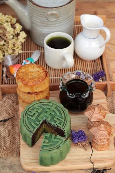 Festival moon cake - Kina efterrätt med grönt te. — Stockfoto