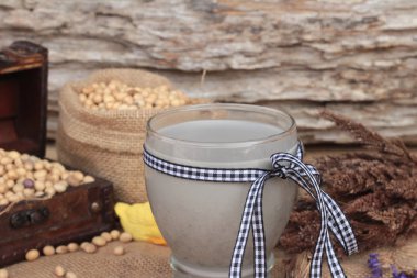 Soya sütü karıştırın siyah susam .