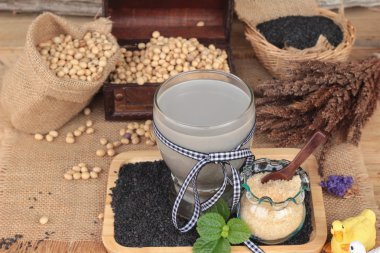 Soya sütü karıştırın siyah susam .