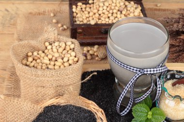 Soya sütü karıştırın siyah susam .