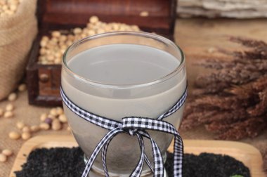 Soya sütü karıştırın siyah susam .