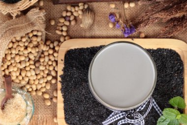 Soya sütü karıştırın siyah susam .