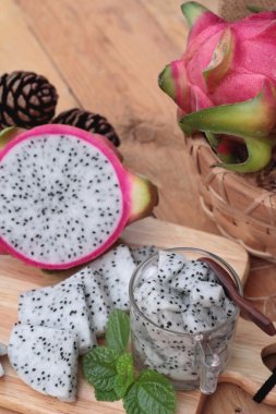 Dragon meyve ve lezzetli smoothie.