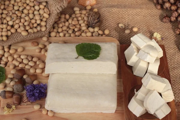 Tofu para cozinhar e sementes de soja . — Fotografia de Stock