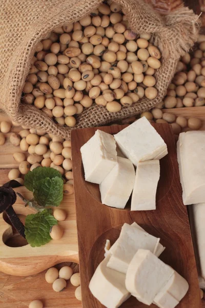 Tofu para cocinar y semillas de soja . —  Fotos de Stock