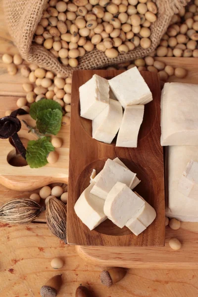 Tofu pour la cuisson et les graines de soja . — Photo