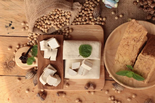 Tofu pour la cuisson et les graines de soja . — Photo