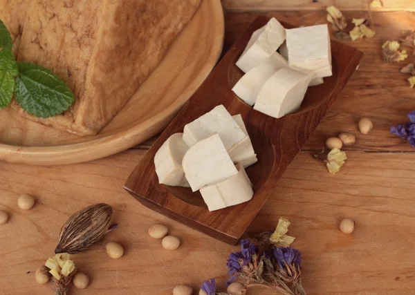 Tofu para cozinhar e sementes de soja . — Fotografia de Stock