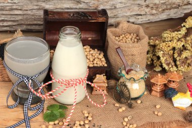 Soya süt ve soya süt siyah susam karışık .