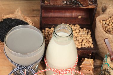 Soya süt ve soya süt siyah susam karışık .
