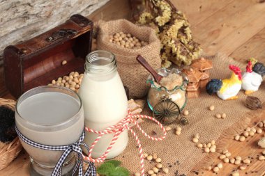 Soya süt ve soya süt siyah susam karışık .