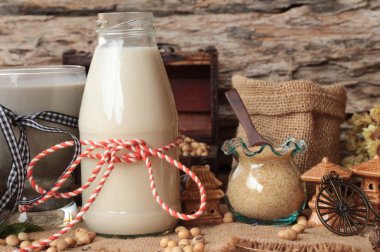 Soya süt ve soya süt siyah susam karışık .