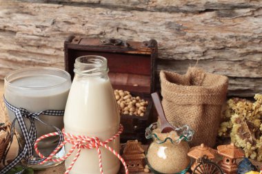 Soya süt ve soya süt siyah susam karışık .