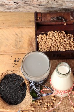 Soya süt ve soya süt siyah susam karışık .