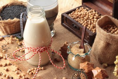 Soya süt ve soya süt siyah susam karışık .