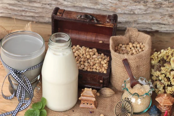 Soya süt ve soya süt siyah susam karışık .