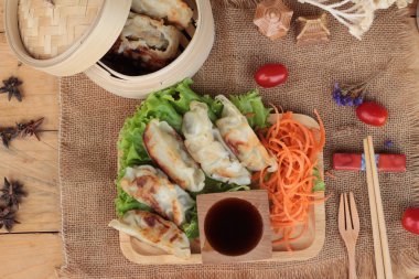 Kızartma sosu ve soslar - geleneksel Japon yemekleri.