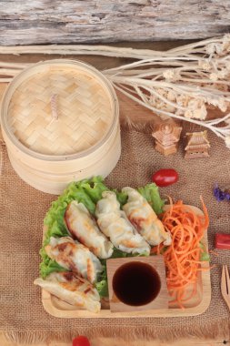 Kızartma sosu ve soslar - geleneksel Japon yemekleri.